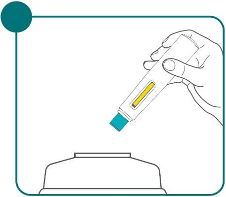 Una mano sostiene un dispositivo médico blanco con un indicador amarillo inclinado sobre un recipiente blanco para la