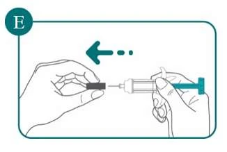 Dibujo técnico que muestra dos manos que conectan una jeringa a un frasco mediante una aguja con una flecha que indica el movimiento hacia la izquierda