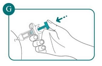 Una mano sostiene una jeringa con el pulgar sobre el émbolo para inyectar el líquido en la parte superior del brazo con un