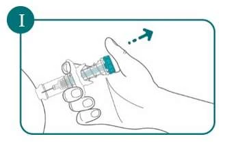 Ilustración técnica de una mano que sostiene una jeringa para inyectar un medicamento en la parte superior del brazo con una flecha hacia el