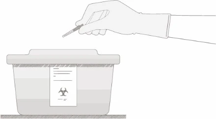 Рука в перчатке держит иглу над контейнером для биологических отходов с символом биологической опасности на белом фоне