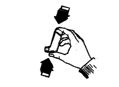 Una mano sostiene un pequeño objeto rectangular entre el pulgar y el índice con dos flechas negras que indican un movimiento de presión hacia abajo