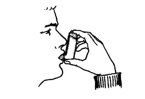 Dibujo en blanco y negro de un perfil masculino que sostiene un inhalador con la mano cerca de la boca para la inhalación