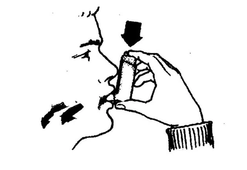 Dibujo en blanco y negro que muestra una mano sosteniendo un inhalador cerca de la boca y la nariz de una persona con una flecha hacia abajo