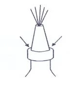 Dibujo esquemático en blanco y negro que muestra un cono con líneas radiales superiores y dos flechas que indican una presión hacia abajo sobre un anillo