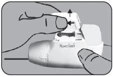 Dos manos manipulan un dispositivo médico blanco Novolizer presionando un botón y accionando una palanca superior indicada por flechas negras