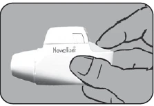 Una mano sostiene un dispositivo médico blanco con la inscripción Novelizer para la