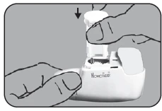 Una mano presiona hacia abajo la tapa superior de un dispositivo médico blanco mientras la
