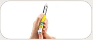 A hand holding vertically a yellow and white injection pen with the letter 'l'