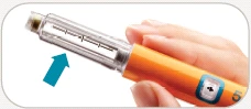 A hand holding an orange injection pen with a digital indicator and a blue arrow pointing to the transparent upper part