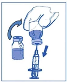 Una mano invierte un frasco de líquido azul para aspirar su contenido con una jeringa mediante una aguja orientada hacia abajo