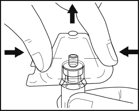 Dos manos presionan con los dedos hacia el centro de una base plástica transparente montada en un dispositivo médico con flechas negras direccionales