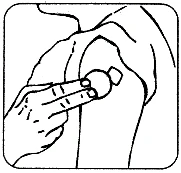 Dibujo en blanco y negro de una mano que sostiene una jeringa para prepararla