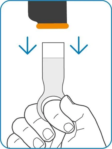 Una mano sostiene un frasco de vidrio mientras dos flechas azules indican el movimiento de presión hacia abajo de un dispositivo negro con borde naranja
