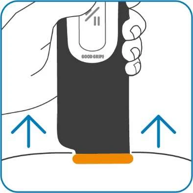 Una mano sostiene un dispositivo médico negro con la inscripción GOOD GRIP mientras dos flechas azules indican un movimiento hacia el