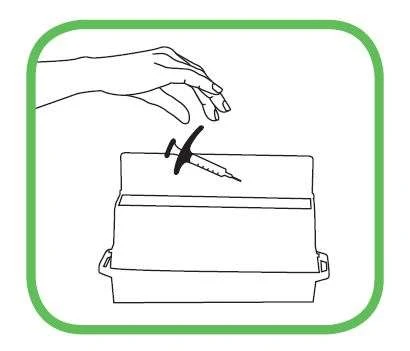 Dibujo lineal de una mano que inserta una pluma inyectora en un dispositivo de eliminación de agujas con borde verde redondeado
