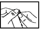 Dos manos sosteniendo y abriendo con los dedos un pequeño recipiente o tapón de un medicamento en un dibujo lineal en blanco y negro