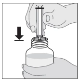 Una mano sostiene una jeringa e introduce verticalmente la aguja a través del tapón de un frasco de medicamento sostenido con la