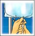 Dos manos sostienen una jeringa con aguja para extraer el contenido de un frasco de vidrio suspendido sobre un fondo azul y blanco