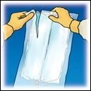 Dos manos abren cuidadosamente una bolsa de plástico blanca para extraer el contenido del medicamento sobre un fondo azul intenso