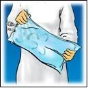 Una persona sostiene con ambas manos una bolsa de plástico azul con círculos blancos encima frente al torso