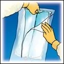 Dos manos sostienen y abren cuidadosamente una bolsa de plástico transparente que contiene un dispositivo médico sobre fondo azul
