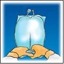 Dos manos sostienen una bolsa médica transparente que contiene un líquido azul sobre un fondo azulado degradado