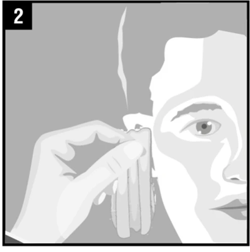 Illustrazione in bianco e nero di una mano che tiene un tampone per pulire l'orecchio di una persona accanto al lobo dell'orecchio