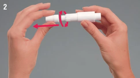 Dos manos sostienen un dispositivo médico blanco con flechas rojas que indican un movimiento de rotación y otro de extracción lateral