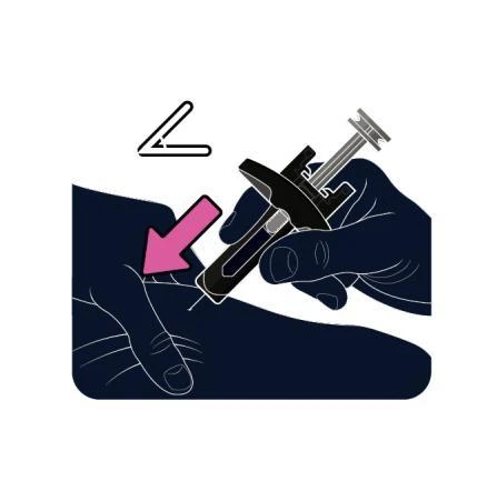 Una mano sostiene una jeringa negra para inyectar un medicamento en el brazo con una flecha rosa que indica el punto de inserción de la aguja
