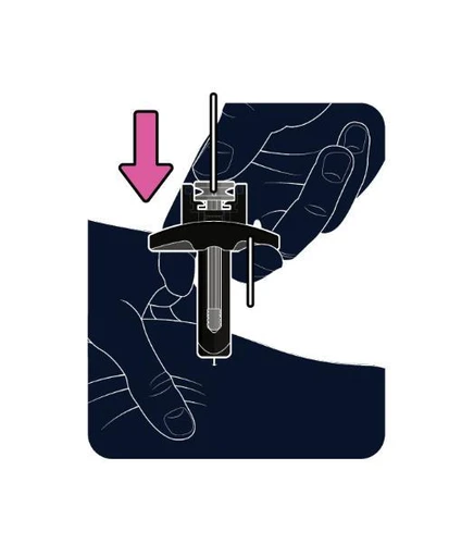 Una mano sostiene una jeringa negra con la aguja orientada hacia abajo, indicada por una flecha rosa que apunta hacia el dispositivo para la inyección