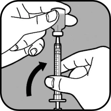 Dos manos preparan una jeringa con una aguja y un frasco de vidrio, con una flecha negra curva que indica el movimiento de aspiración del líquido