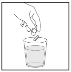 Una mano tiene un algodón encima de un vaso lleno de