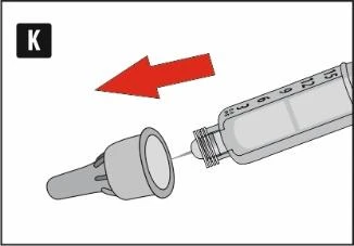 Una freccia rossa indica il movimento per inserire il cappuccio protettivo sulla punta della siringa graduata con liquido all'interno