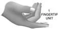 Una mano tiene un dispositivo médico entre el pulgar y el