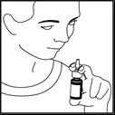 Dibujo en blanco y negro de un hombre que sostiene con la mano derecha un pequeño frasco de medicamento con cuentagotas cerca del rostro