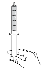 Una mano sostiene verticalmente una jeringa graduada con indicaciones en mililitros y un cilindro blanco con émbolo interno