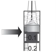 Diagram techniczny strzykawki z podziałką pokazującą poziom płynu pomiędzy 0,1 a 0,2 ml ze strzałką wskazującą kierunek