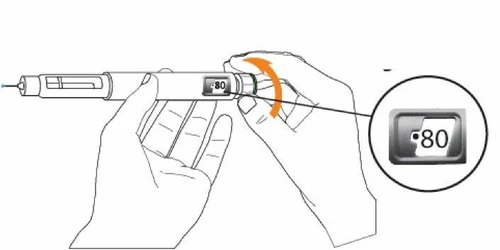 Dos manos sostienen una pluma inyectora blanca con una flecha naranja que indica la rotación de la parte superior para ajustar la dosis a 80