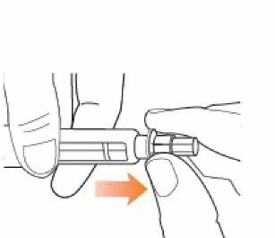 Dos manos sostienen una jeringa horizontal mientras una flecha naranja indica el movimiento de retirada o colocación de la tapa en la punta