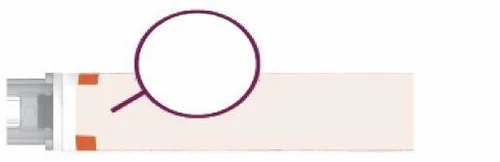 Dispositivo médico alargado de color claro con un círculo rojo que resalta una sección específica de la parte superior del cuerpo del