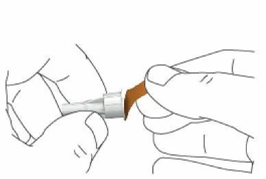 Dos manos sujetando y separando un dispositivo médico con una tapa marrón y una parte blanca cónica