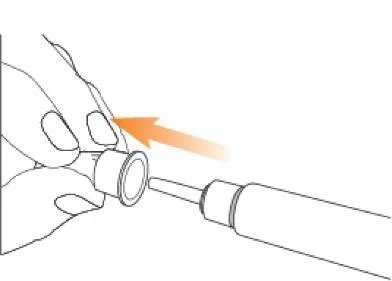 Una mano sostiene una pluma inyectora mientras una flecha naranja indica el movimiento de inserción del dispositivo en el cuerpo de la pluma