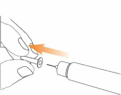 Dibujo lineal de una mano que empuja el émbolo de una jeringa hacia un dispositivo médico cilíndrico indicado por una flecha naranja