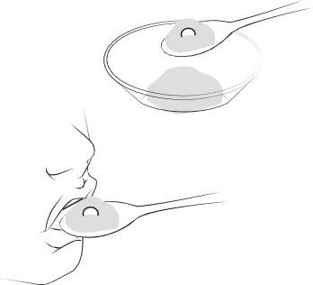 Dibujo lineal que muestra una cuchara con medicamento líquido sobre un recipiente y una segunda cuchara llevando el medicamento a la boca de una persona