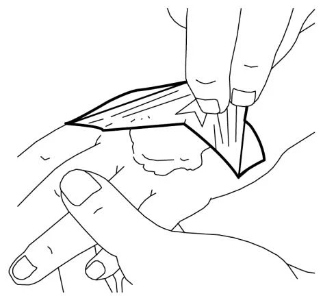 Dibujo en blanco y negro que muestra dos manos abriendo cuidadosamente un envoltorio de plástico o un recipiente para extraer un dispositivo médico