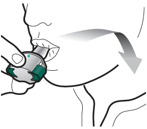 Dibujo esquemático de una persona que sostiene un inhalador cerca de la boca con una flecha que indica el movimiento del