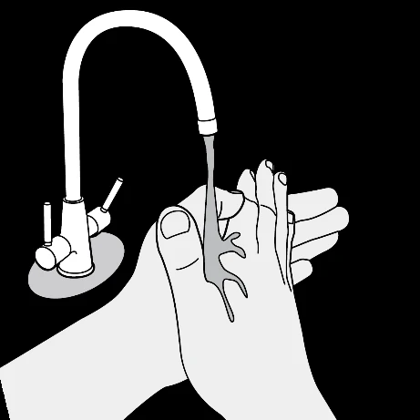 Dibujo en blanco y negro de un grifo abierto por el que corre agua sobre dos manos unidas para el lavado