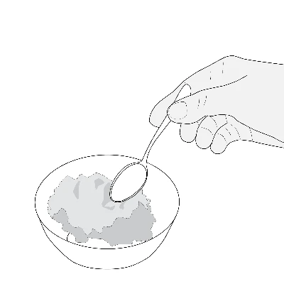 Una mano sostiene una cuchara y la introduce en un recipiente que contiene una sustancia granulada o en polvo de color gris