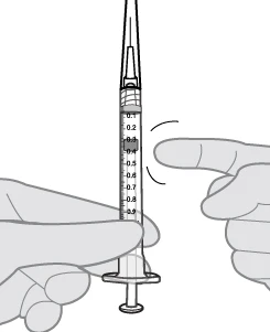 Две руки держат вертикальный шприц, палец указывает на отметку 0,3 мл на градуированном цилиндре с делениями от 0,1 до 0,9